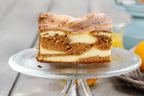 Pezzo di caramella e torta alla vaniglia su supporto di torta di vetro trasparente — Foto Stock