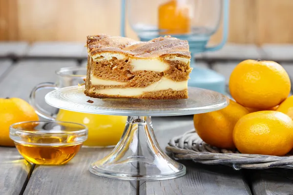 Кусок ириски и ванильный торт на прозрачном стеклянном торте — стоковое фото