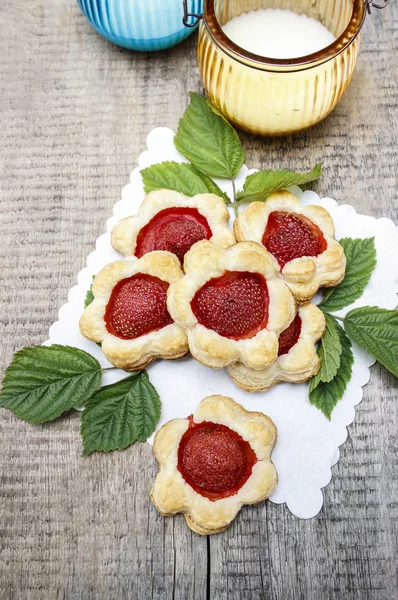 Puff pastry cookies filled with fresh strawberries — Stock Photo, Image