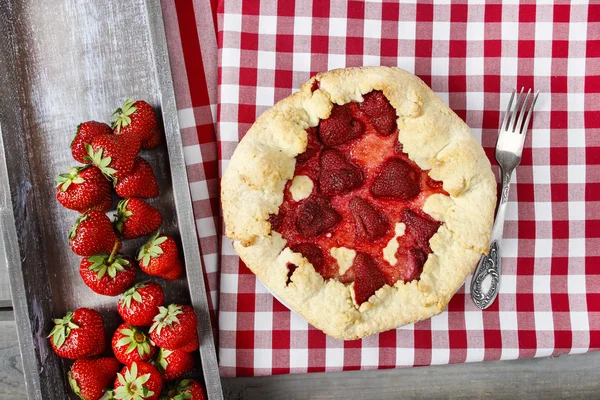 草莓的国王饼。夏季新鲜多汁的水果馅饼 — 图库照片