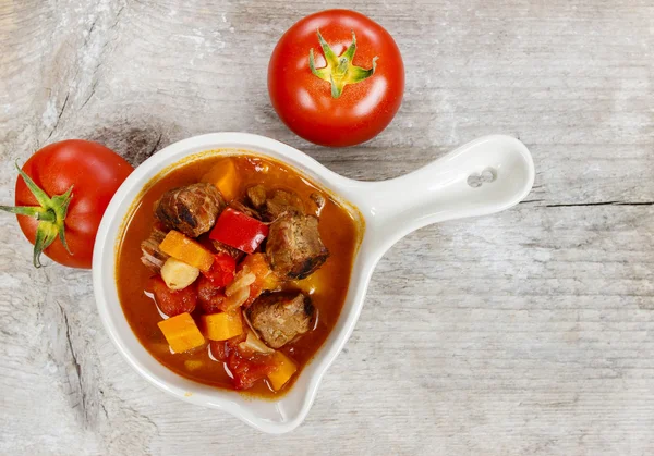 Tampilan atas sup merah dengan sayuran segar dan daging — Stok Foto