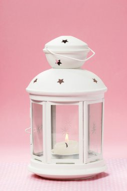 pembe bir arka plan üzerinde beyaz fener