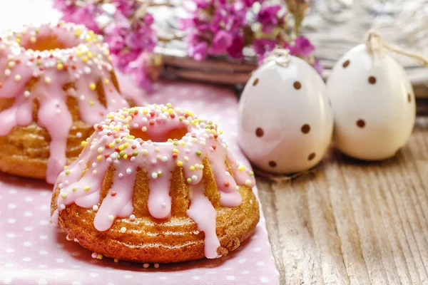 Традиционный пасхальный пирог, покрытый розовой глазурью и цветом — стоковое фото