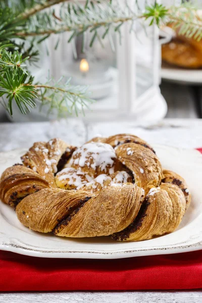 Pão trançado festivo em mesa de madeira. Conjunto de Natal bonito — Fotografia de Stock