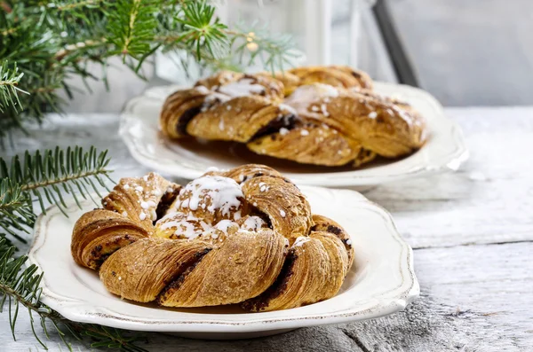 Festive braided bread on wooden table. Beautiful christmas set — Stock Photo, Image