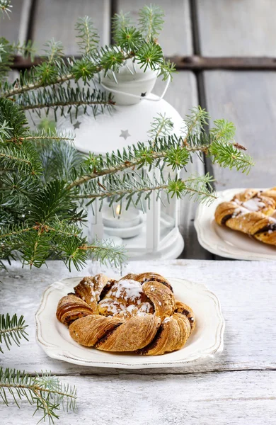 Festlich geflochtenes Brot auf Holztisch. schönes Weihnachtsset — Stockfoto