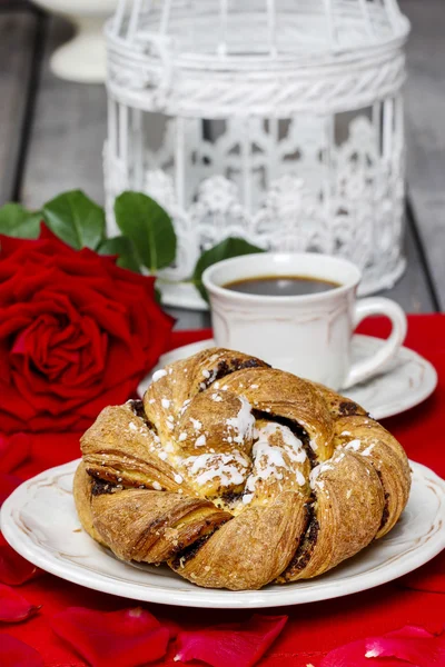 Festive braided bread on wooden table. Beautiful christmas set — Stock Photo, Image