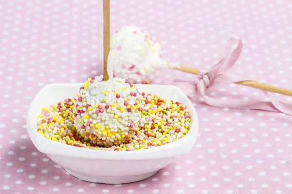 Cake Pops dekorieren. köstlicher Schokoladen-Snack auf rosa Rücken — Stockfoto