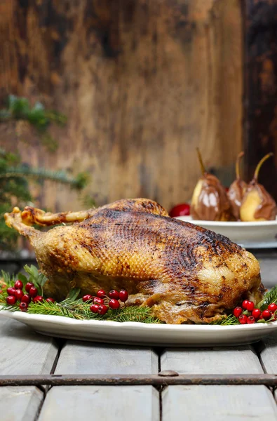 Gebakken gans op houten tafel. populaire kerst schotel. kopie ruimte — Stockfoto