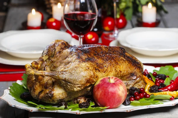 Ganso assado na mesa de madeira. Prato de Natal popular — Fotografia de Stock