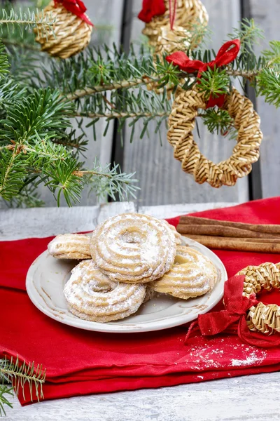 Deliciosas galletas de Navidad tradicionales bajo rama de abeto —  Fotos de Stock