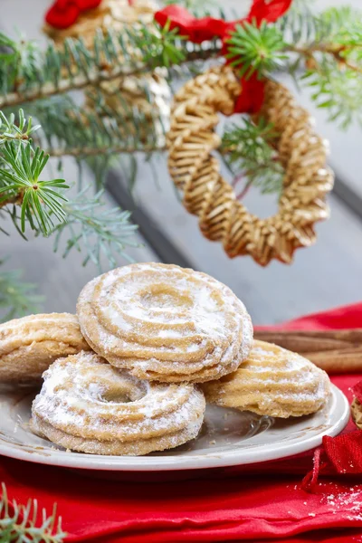 Deliziosi biscotti di Natale tradizionali sotto ramo di abete — Foto Stock