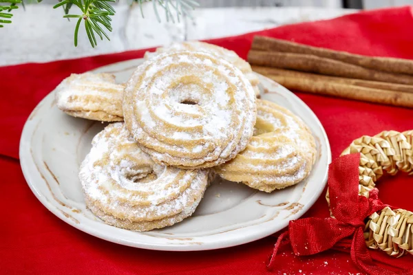 Deliziosi biscotti di Natale tradizionali sotto ramo di abete — Foto Stock