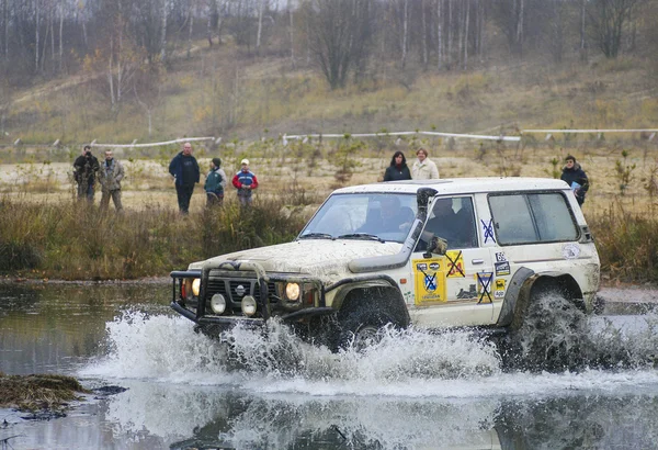 Cars taking part in annual off road racing at Kryspinow lake — Stock Photo, Image