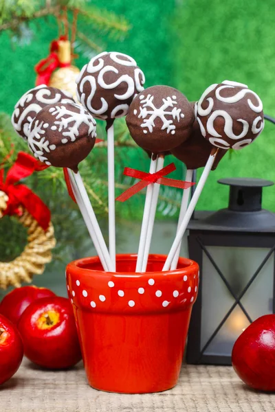 Chocolate cake pops in christmas setting. Green shiny background — Stock Photo, Image