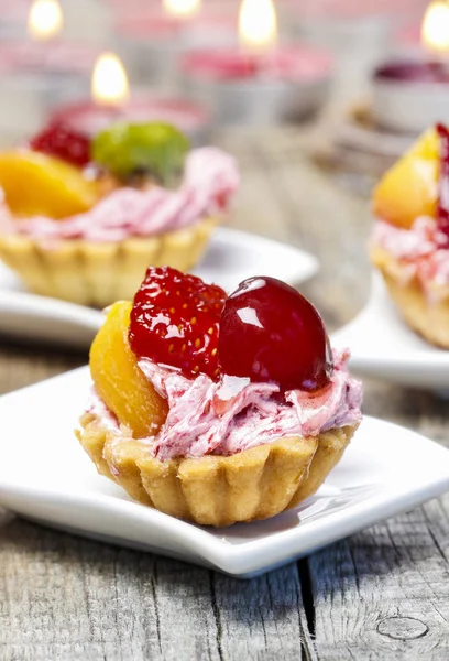 Kleine cupcake met boter room en vers fruit — Stockfoto