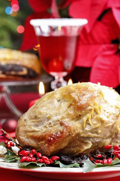 Gebackenes Schweinefleisch mit getrockneten Pflaumen auf dem Weihnachtstisch — Stockfoto
