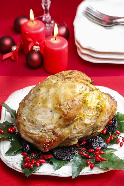 Cerdo al horno con ciruelas secas en la mesa de Navidad —  Fotos de Stock