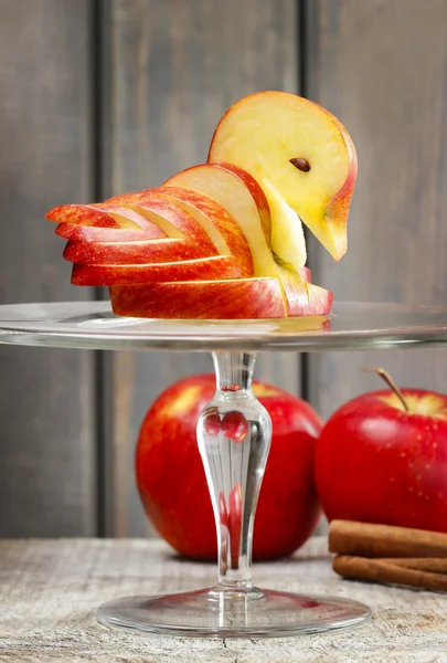 Яблочный лебедь. Украшение из свежих фруктов . — стоковое фото