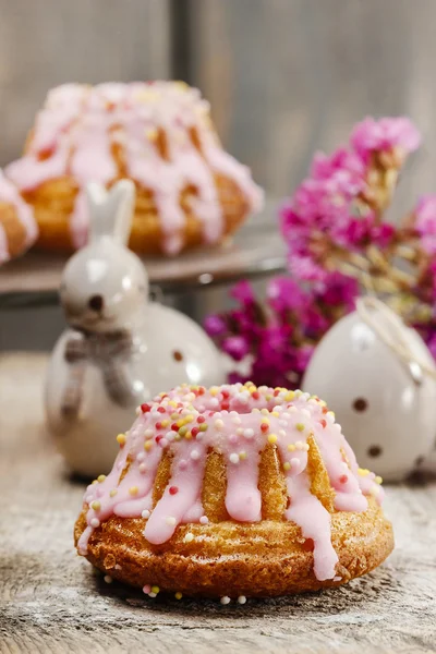 Traditional easter yeast cake covered with pink icing and color — Stock Photo, Image