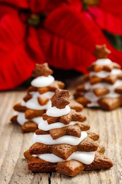 Árvore de Natal de gengibre na mesa de madeira. Conjunto de xmas bonito — Fotografia de Stock