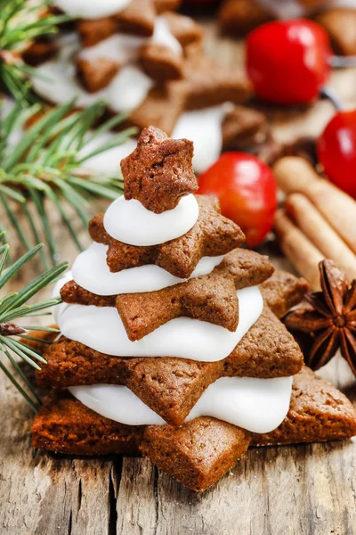 Gingerbread Noel ağacı ahşap masa üstünde. güzel xmas set — Stok fotoğraf