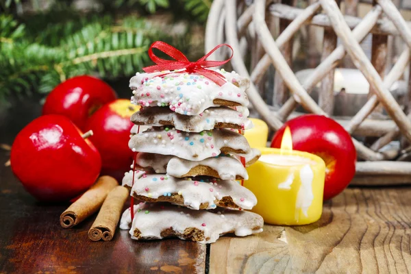 Christmas gingerbread cookies on wooden table. Beautiful symbol — Stock Photo, Image