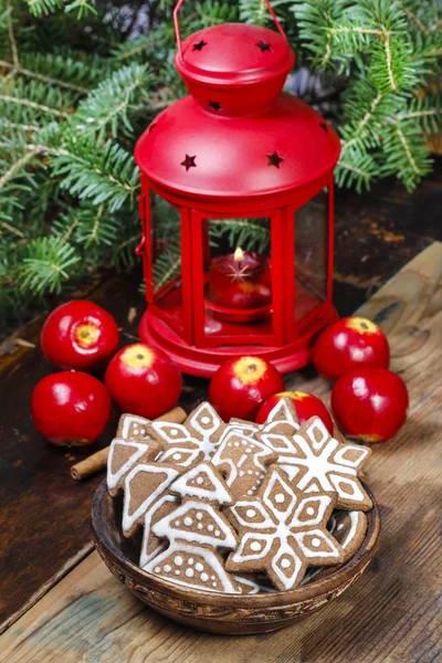 Galletas de jengibre de Navidad en mesa de madera. Hermoso símbolo —  Fotos de Stock