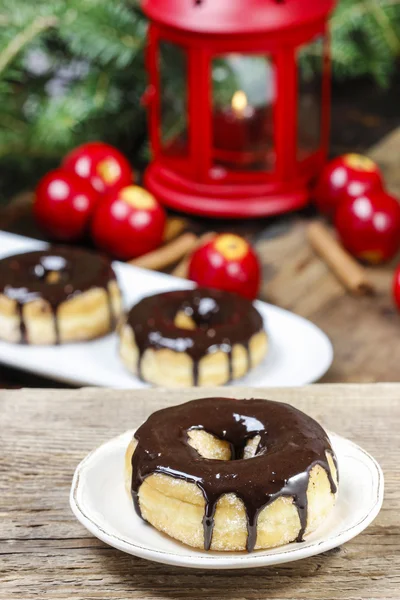 Donut de Noël avec chocolat sur table en bois. Magnifique Noël — Photo