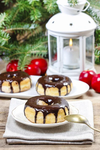 Kerstmis donut met chocolade op houten tafel. mooie xmas — Stockfoto