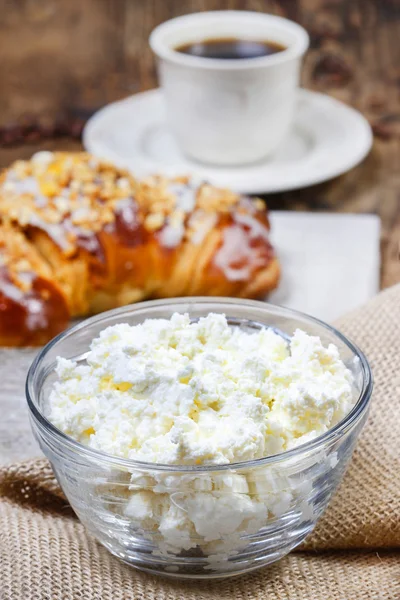 Hälsosam frukost: franska croissant med nötter och skål med cottag — Stockfoto