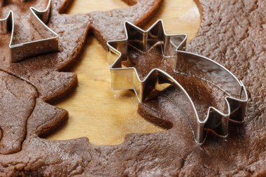gingerbread çerezleri Noel için hazırlanıyor. BIS yapma adımları