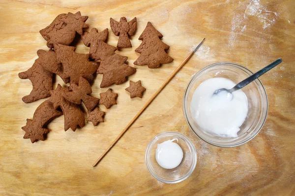 Préparation de biscuits au pain d'épice pour Noël. Étapes de la fabrication des bis — Photo