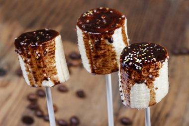 Muzlu Kek çikolata ve renkli sprinkles ile açılır.