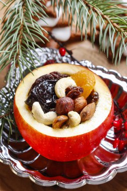 Kuruyemiş bal ile kırmızı Noel elma dolması