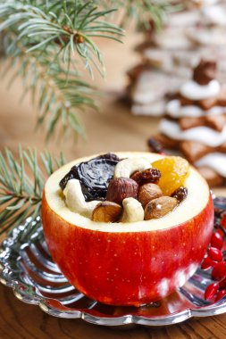 Kuruyemiş bal ile kırmızı Noel elma dolması