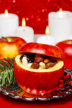 Kuruyemiş bal ile kırmızı Noel elma dolması