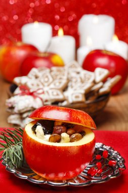 Kuruyemiş bal ile kırmızı Noel elma dolması