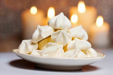 Beyaz meringues Noel ayarında. seçici odak