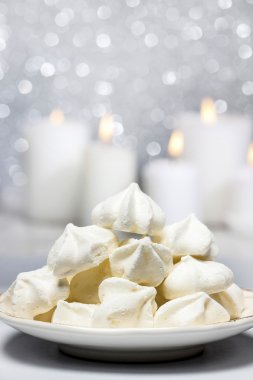 Beyaz meringues Noel ayarında. seçici odak