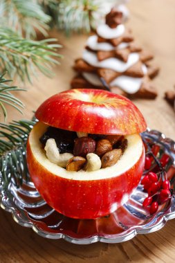 Kuruyemiş bal ile kırmızı Noel elma dolması
