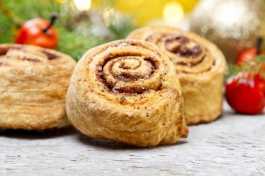 lezzetli Noel masa üzerinde rulo tarçın. seçici odak