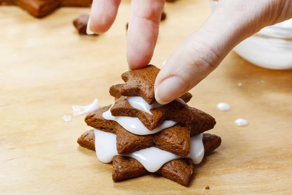 Preparing gingerbread christmas tree. Steps of making delicious — Stock Photo, Image