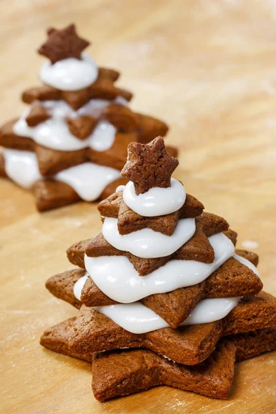 Preparing gingerbread christmas tree. Steps of making delicious — Stock Photo, Image