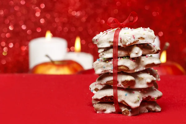 Pila de galletas de jengibre en forma de estrella sobre fondo rojo —  Fotos de Stock