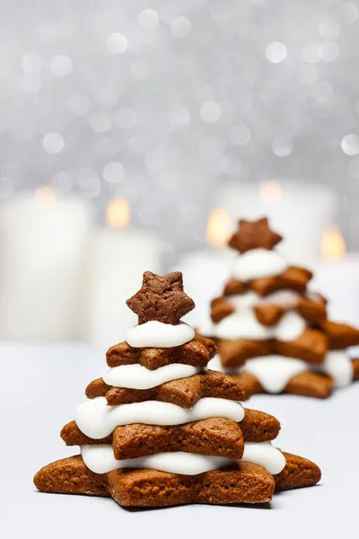 Árvore de Natal de gengibre na mesa de madeira. Conjunto de xmas bonito — Fotografia de Stock