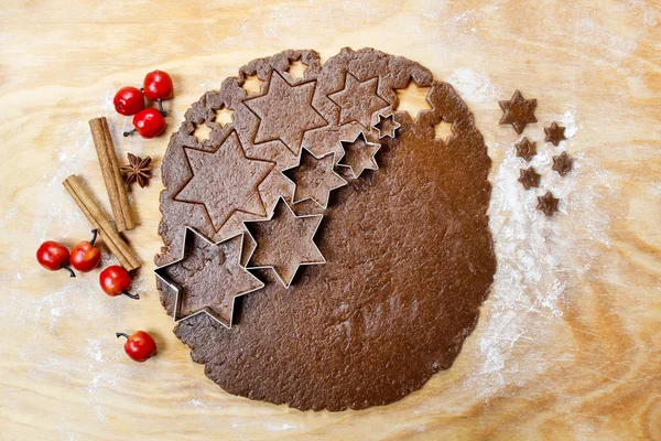 Preparando galletas de jengibre para Navidad. Pasos para hacer bis —  Fotos de Stock