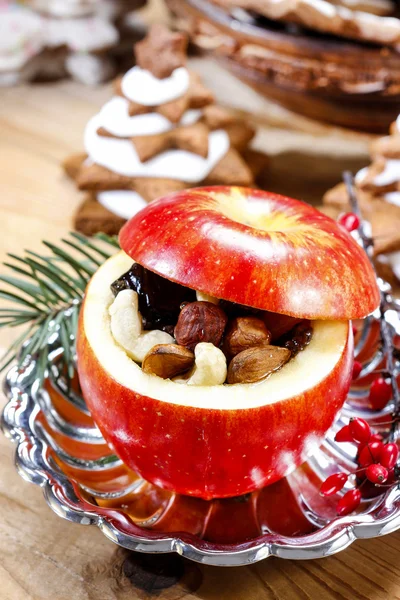 Красные рождественские яблоки с сухофруктами в мёде — стоковое фото