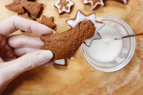 Decorating gingerbread cookies for christmas. Steps of making bi — Stock Photo, Image