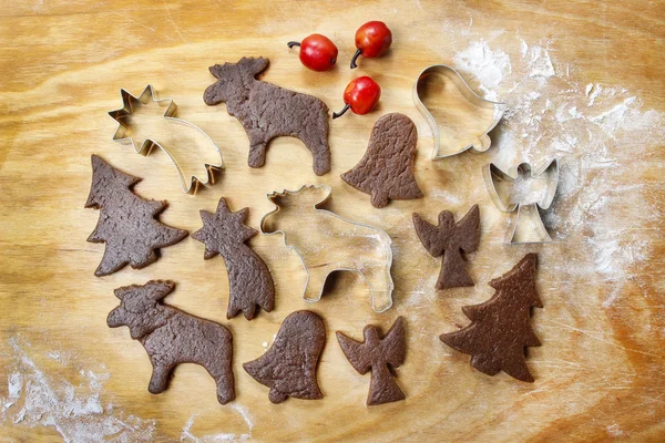 Préparation de biscuits au pain d'épice pour Noël. Étapes de la fabrication des bis — Photo